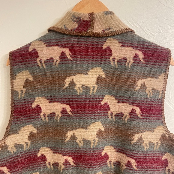 Woolrich Reversible Woven Horse Vest - Picture 7 of 10